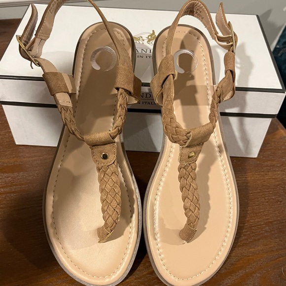 Women's Tan Sandal - size 7 Excellent condition! - Picture 2 of 7